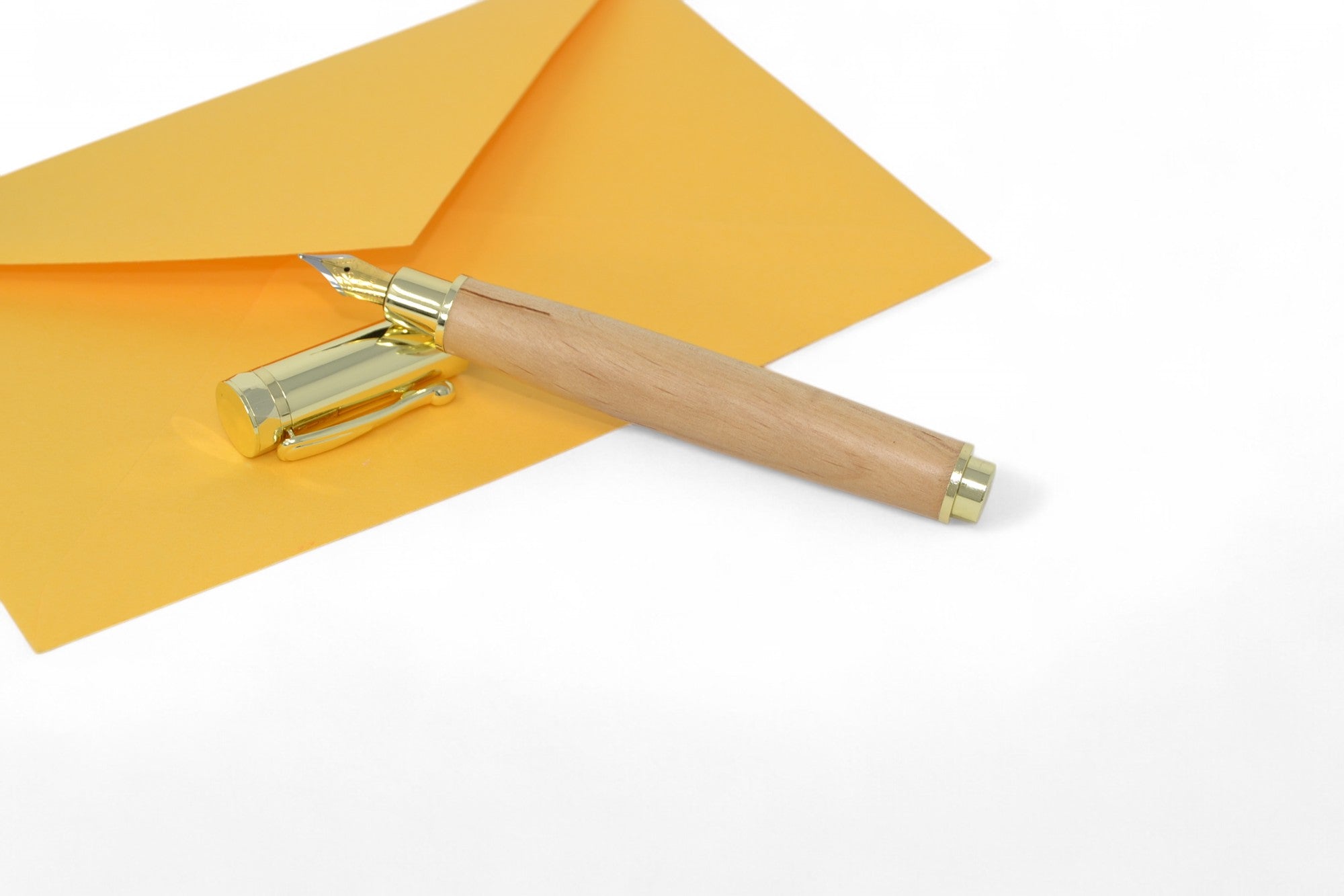 Holzfüller aus Erle mit Magnetkappe