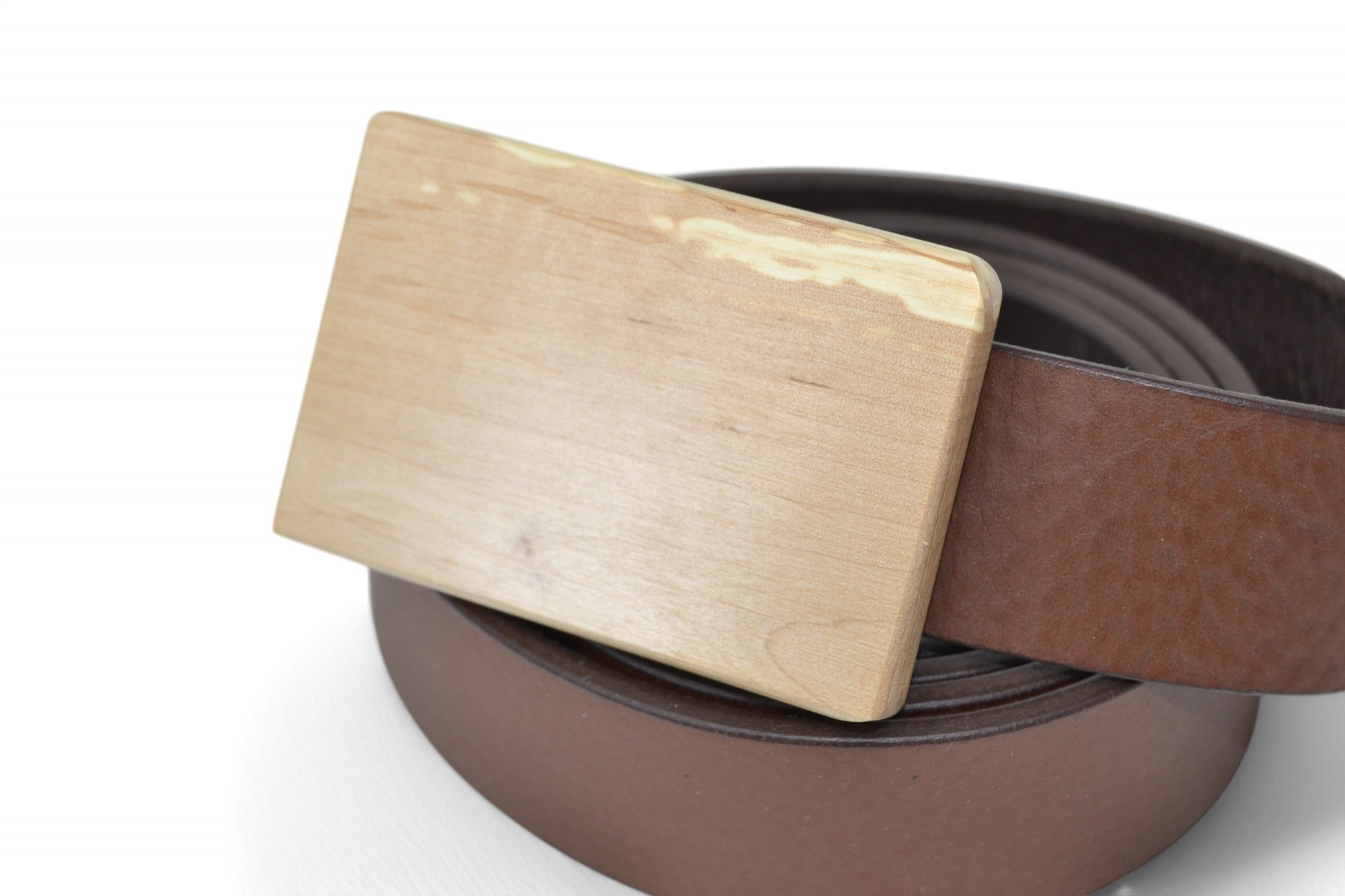 Ledergürtel mit Holzschnalle aus Haselnuss