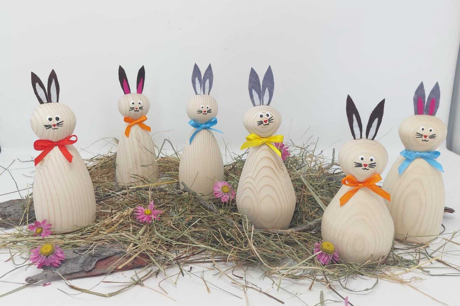 Holz Osterhasen gedrechselt in verschiedenen Farben