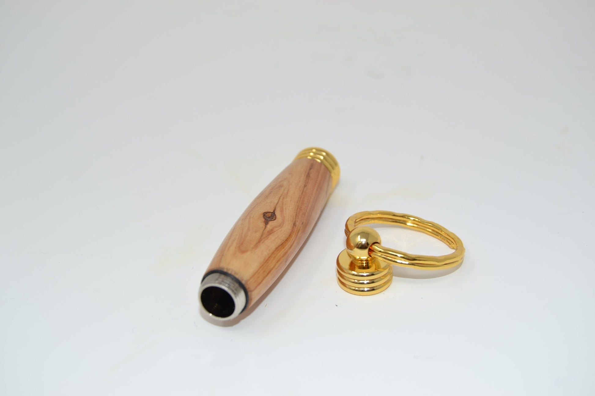 Holz Schlüsselanhänger aus Apfelholz mit Geheimfach, vergoldet