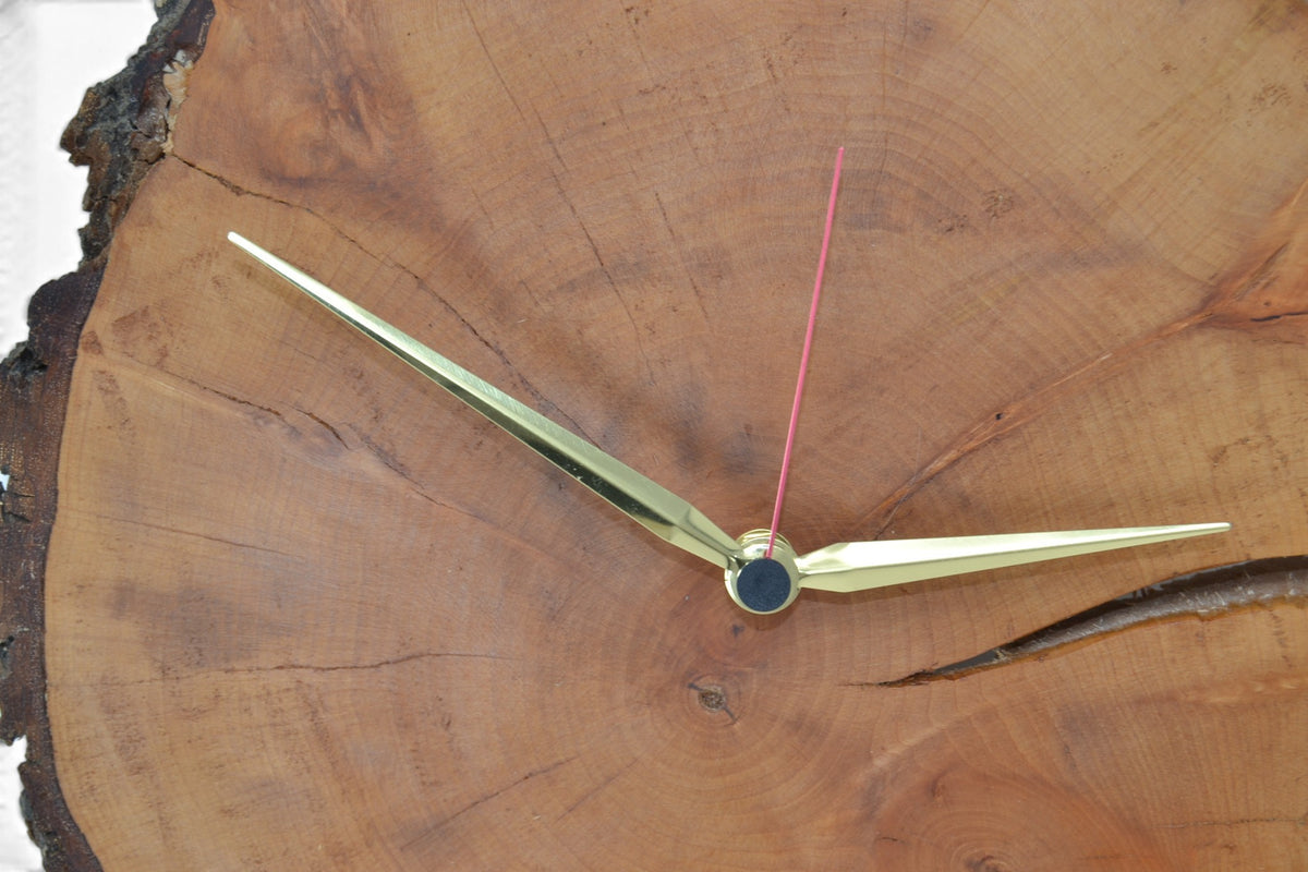 Holz Wanduhr aus österreichischer Erle