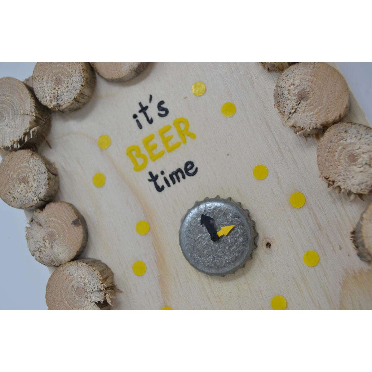 Holzbild "Beertime" aus Baumscheiben Detail