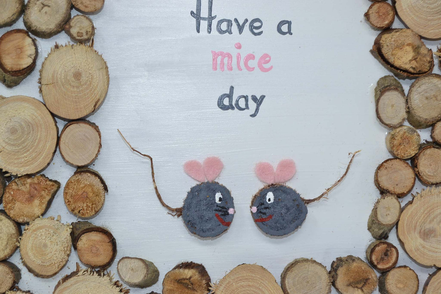 Holzbild "Mäuse" aus Baumscheiben