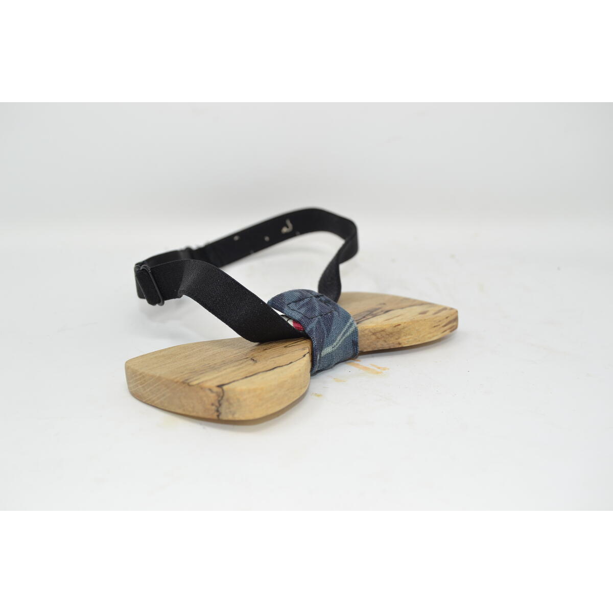 Holzfliege aus Hainbuchenholz Detailaufnahme