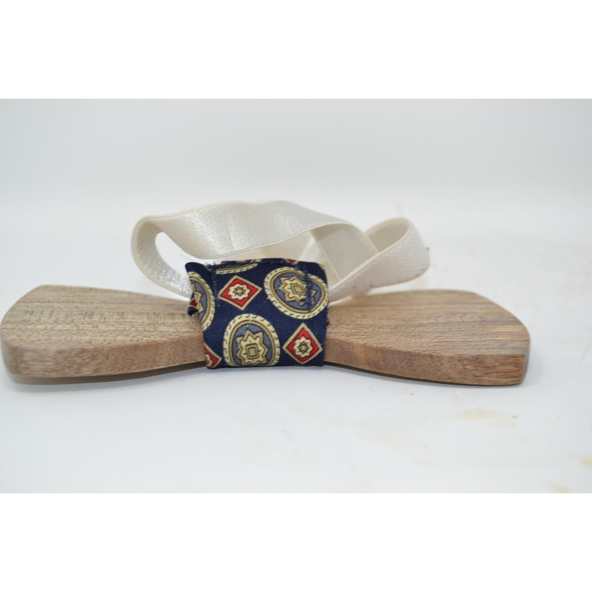 Holzfliege aus Walnussholz Detailaufnahme