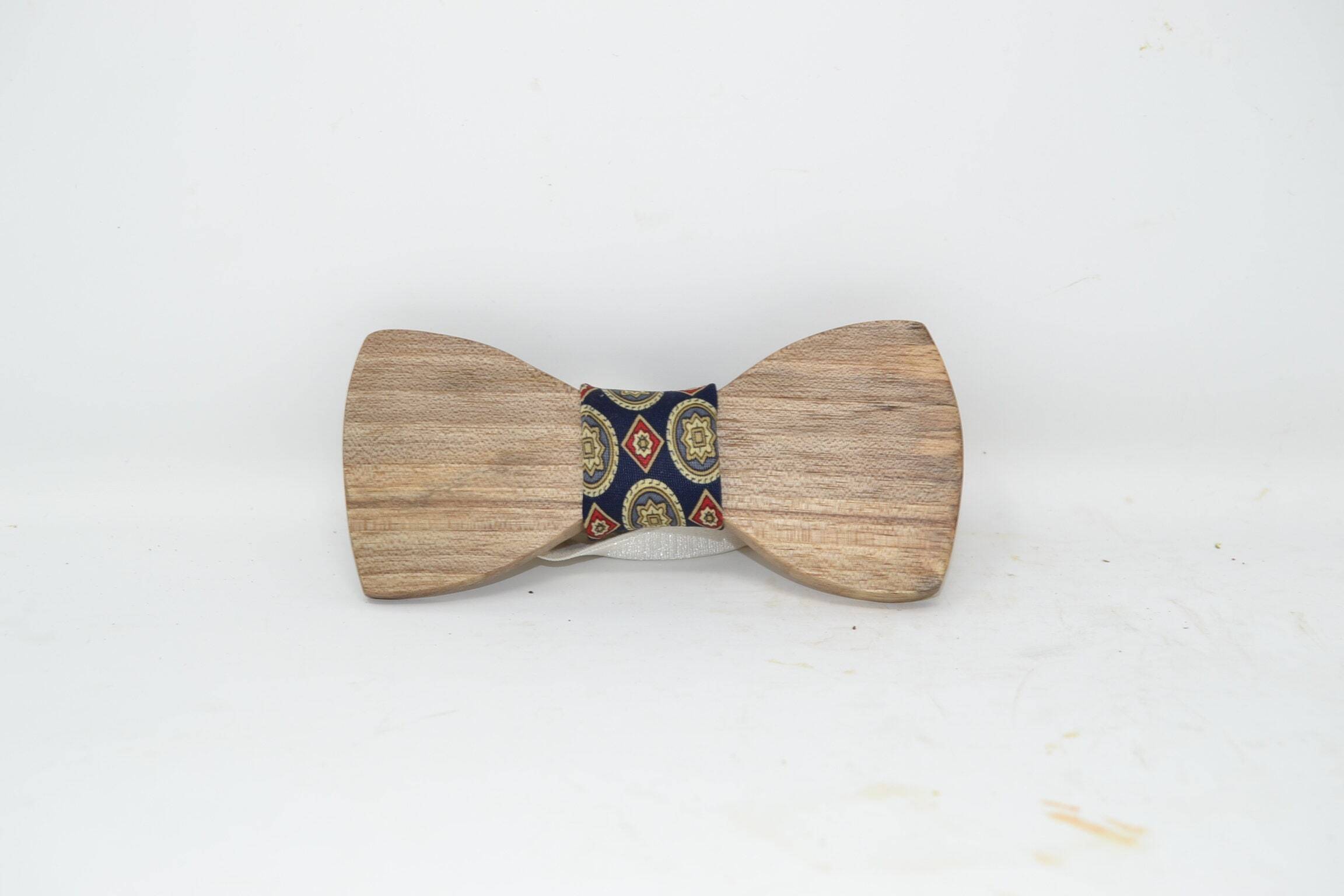 Holzfliege aus Walnussholz