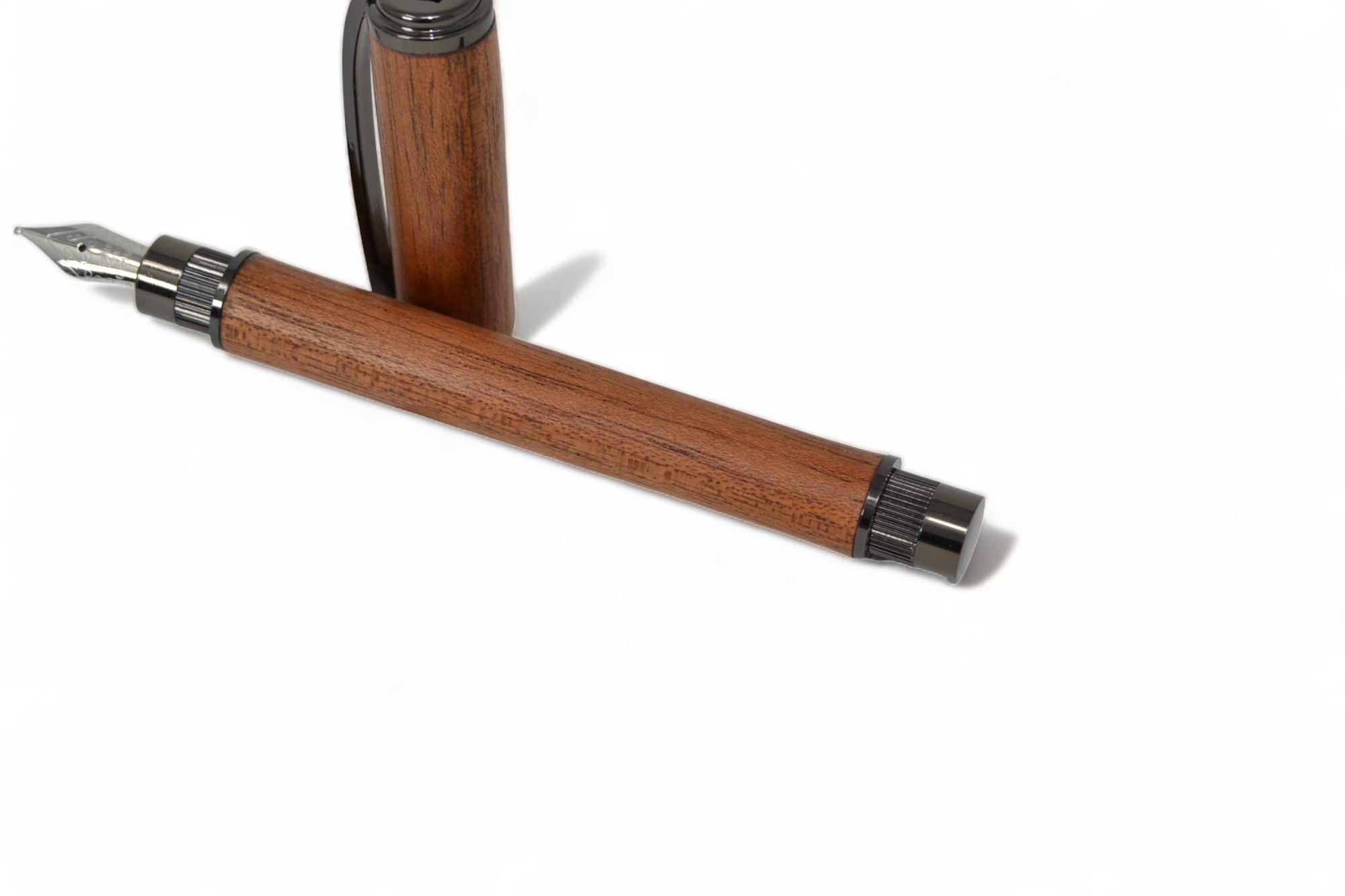 Holzfüllfeder aus recyceltem Mahagoni mit Magnetkappe