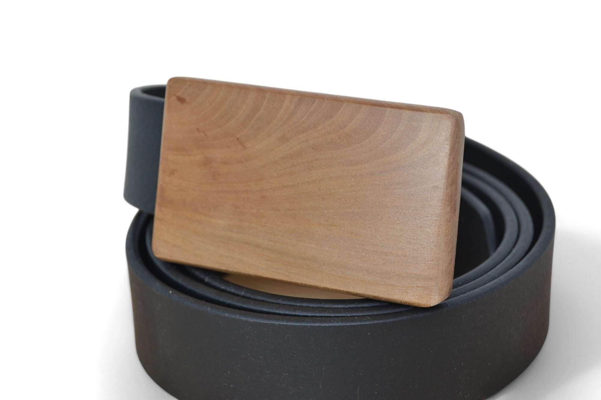 Ledergürtel mit Holzschnalle aus Mostbirne