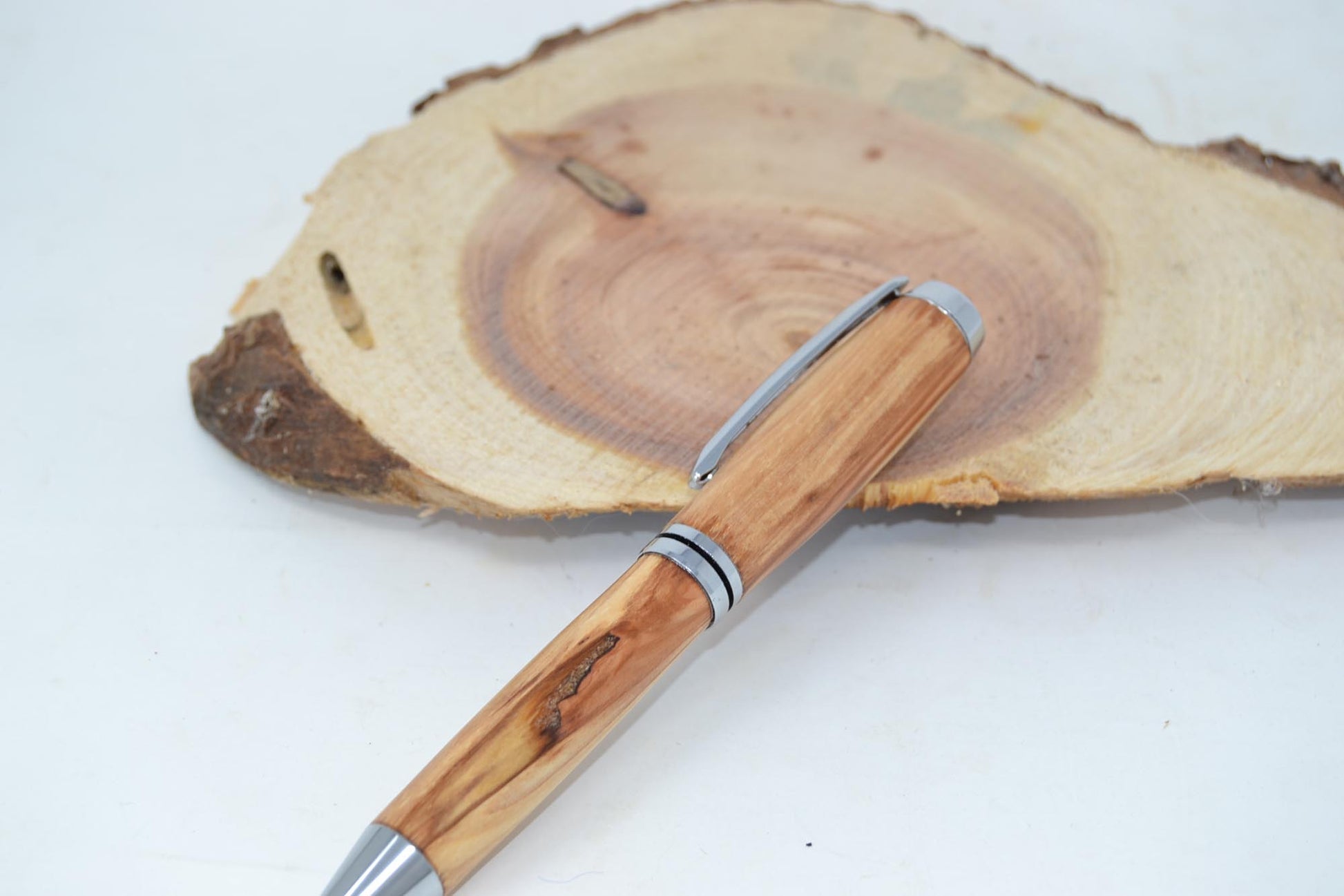 Holzkugelschreiber aus Apfelholz