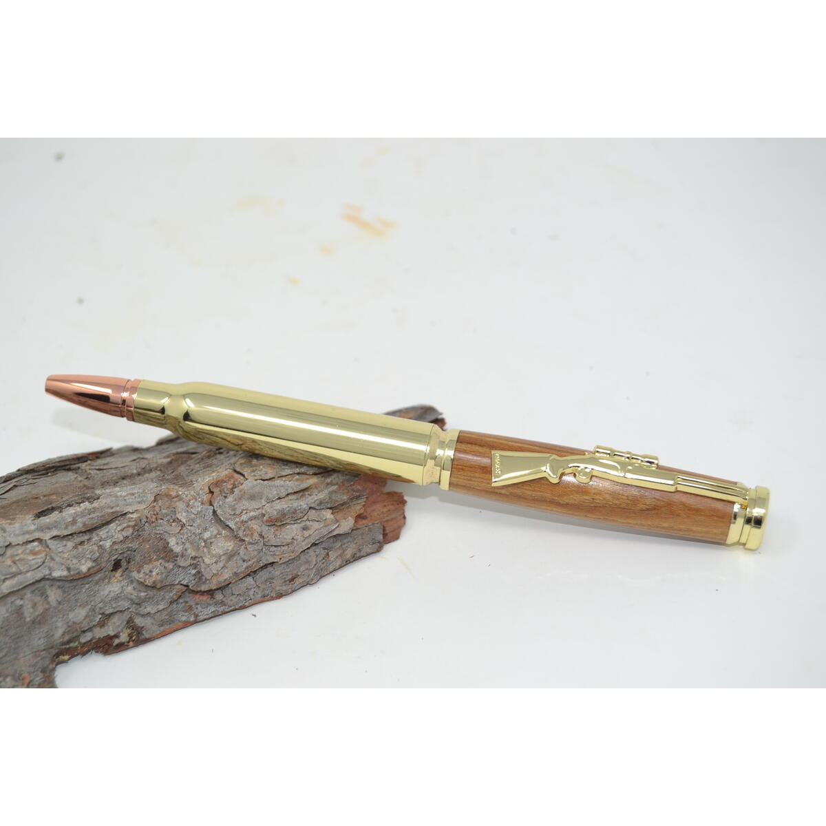 Holzkugelschreiber mit Gewehr Applikation aus Goldregen