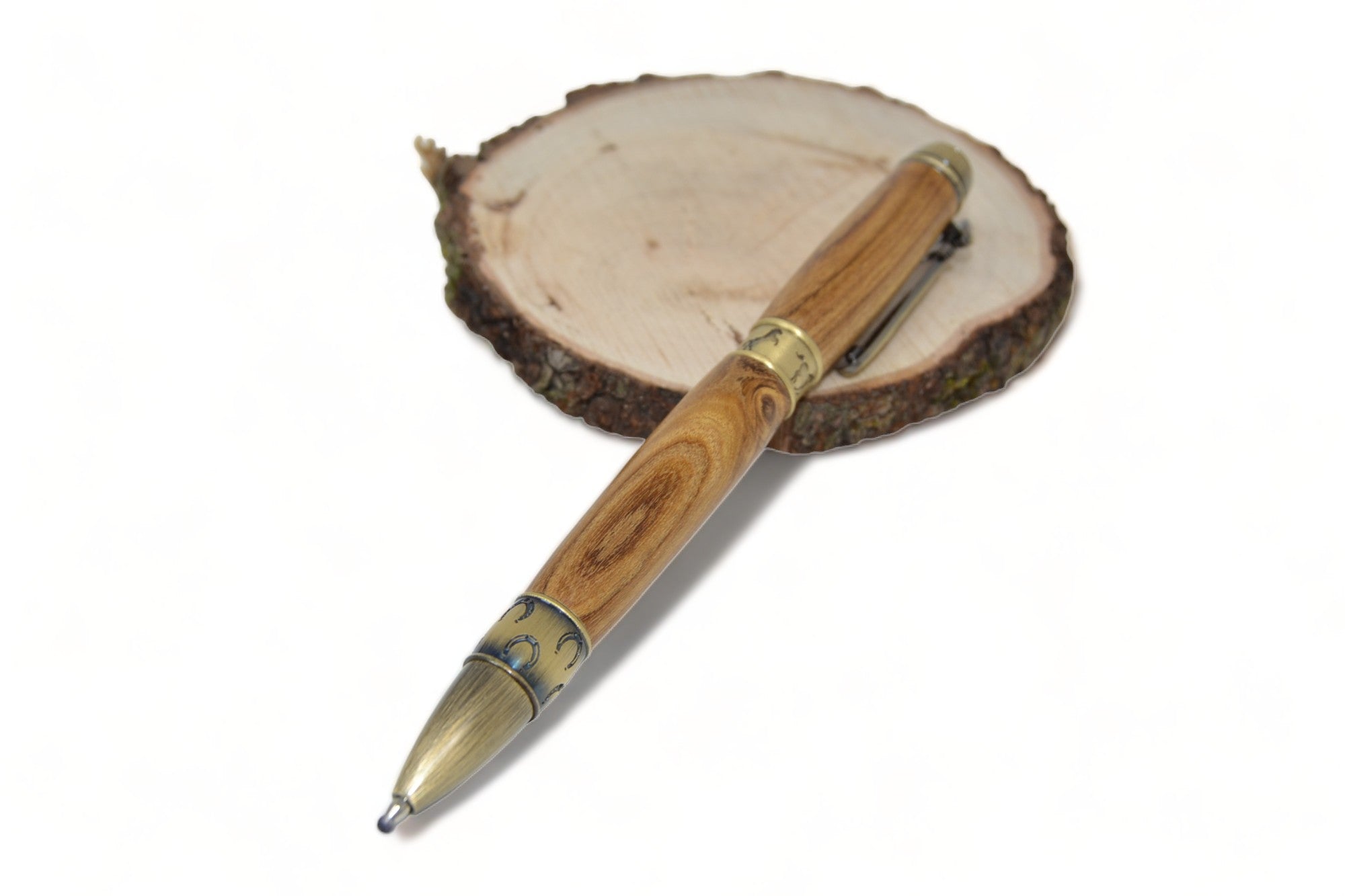 Holzkugelschreiber aus Goldregen mit Pferde-Applikation