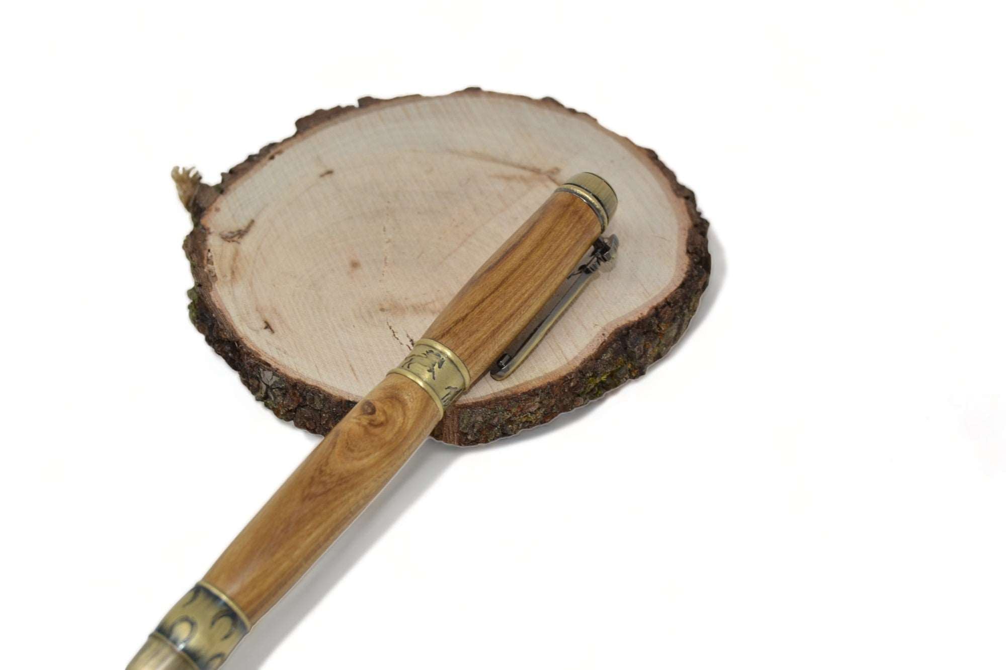 Holzkugelschreiber aus Goldregen mit Pferde-Applikation