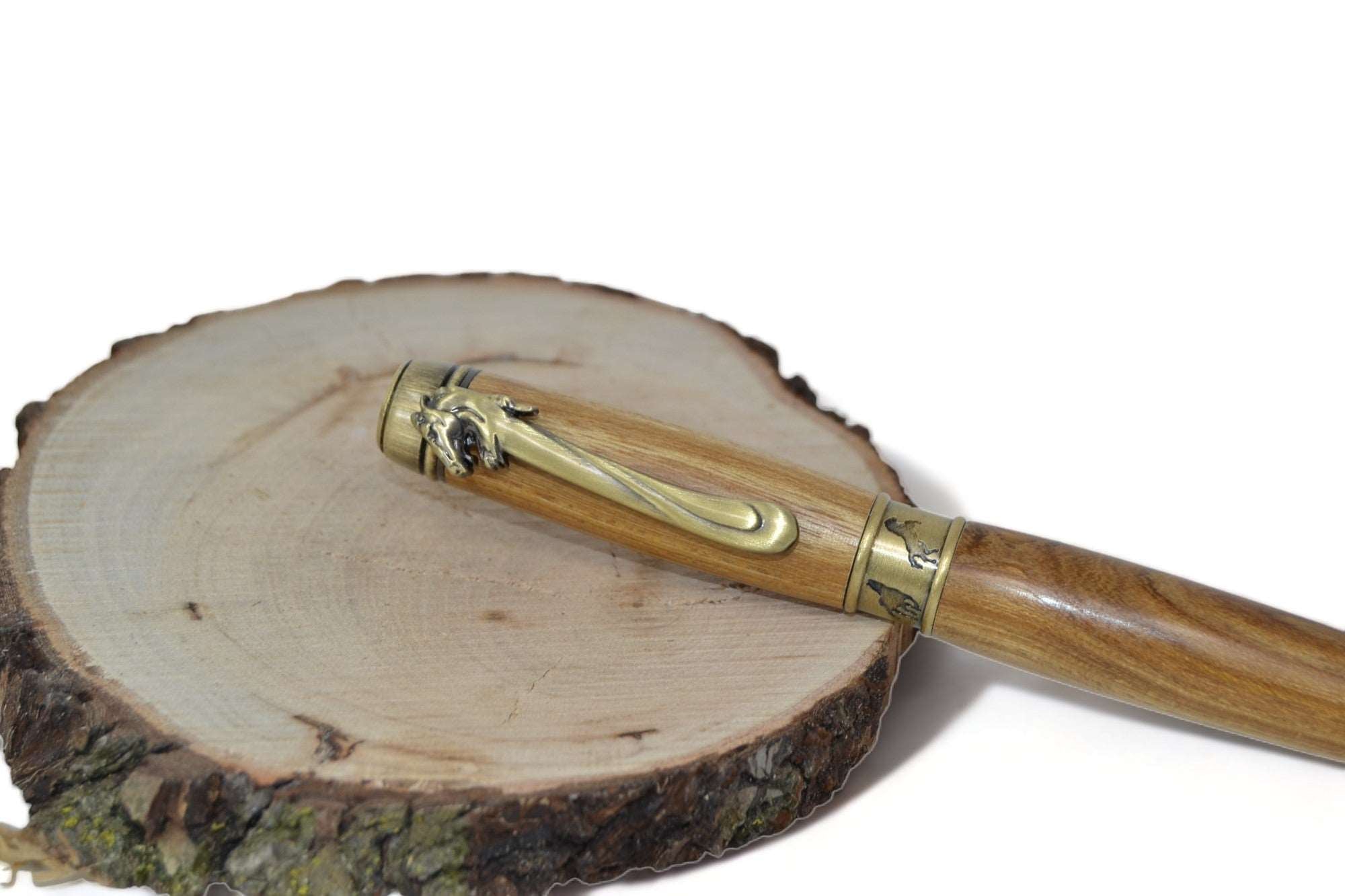 Holzkugelschreiber aus Goldregen mit Pferde-Applikation