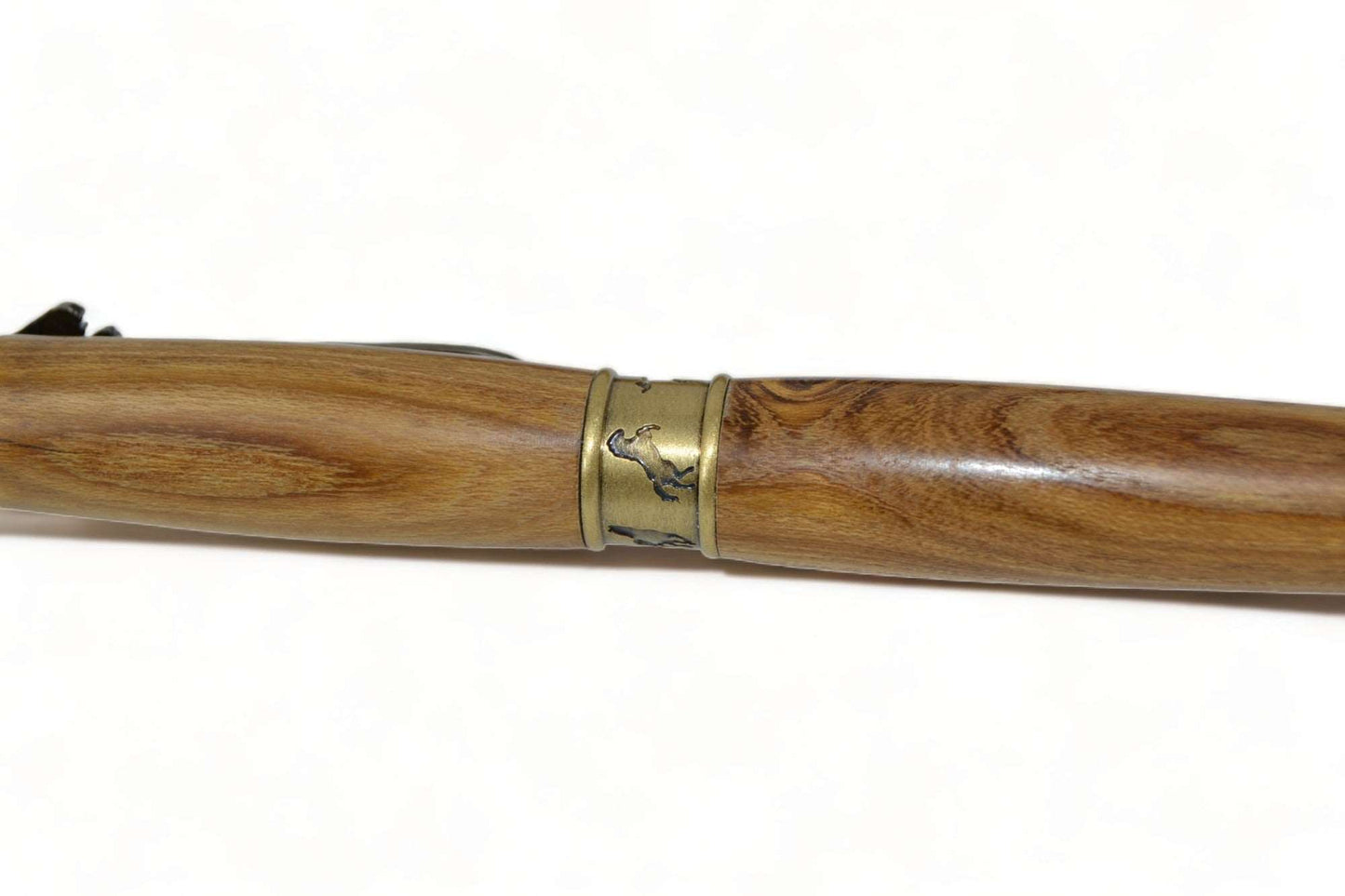 Holzkugelschreiber aus Goldregen mit Pferde-Applikation