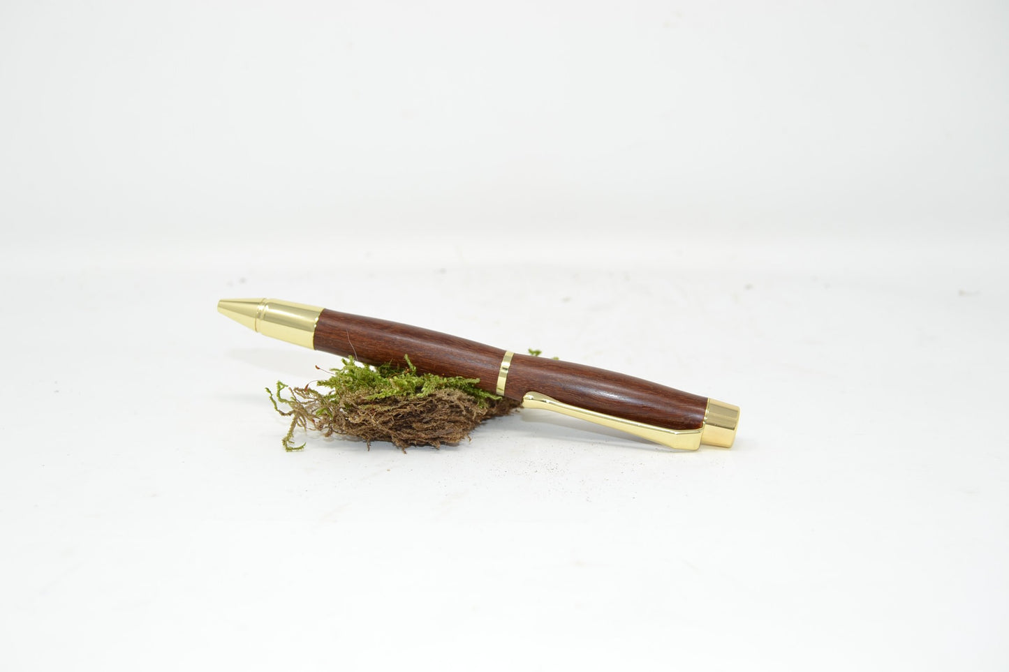 Holzkugelschreiber aus Schwarznuss, vergoldet