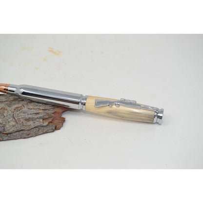 Holzkugelschreiber mit Gewehr Applikation aus Wacholder