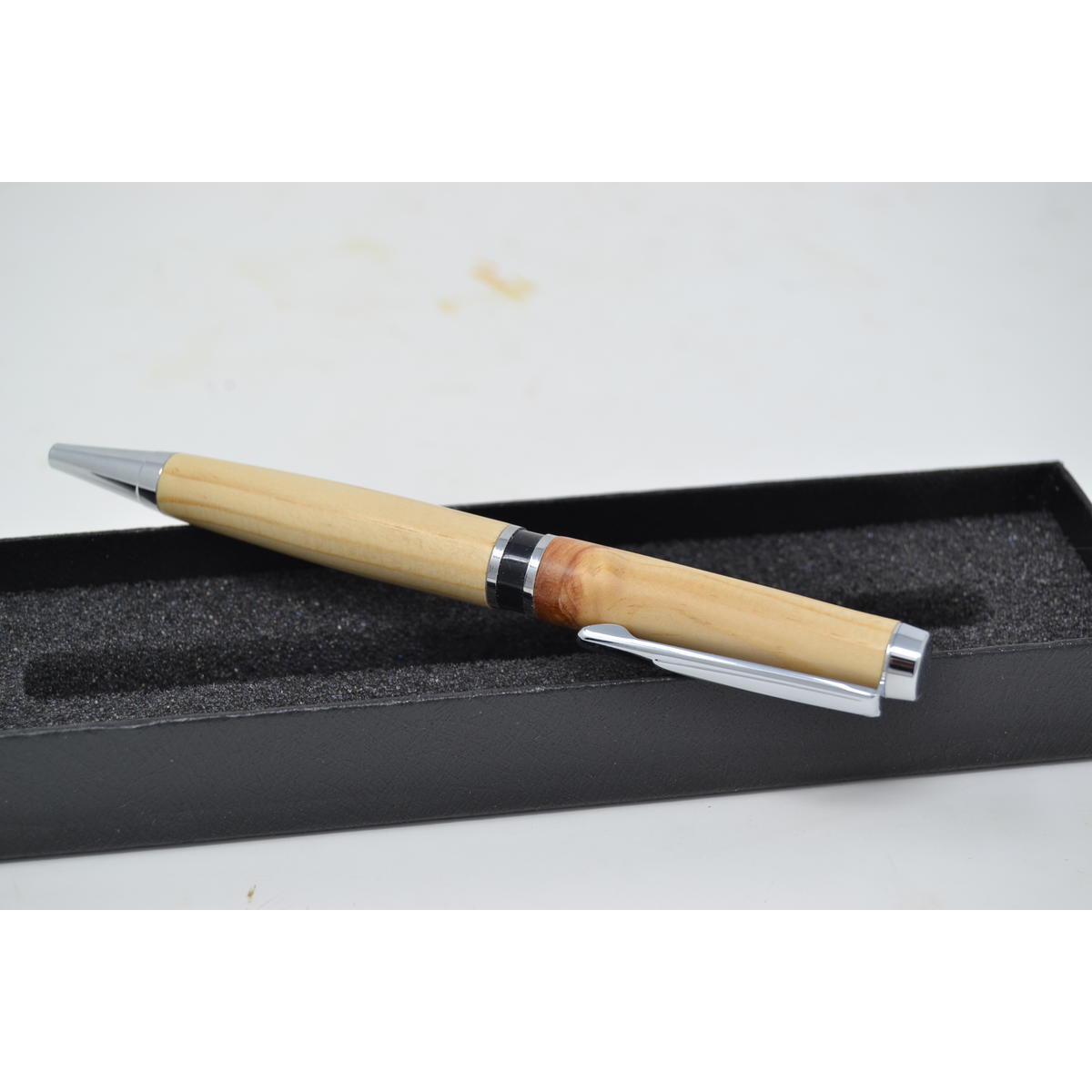 Holzkugelschreiber mit Drehmechanismus und Etui aus Zirbenholz