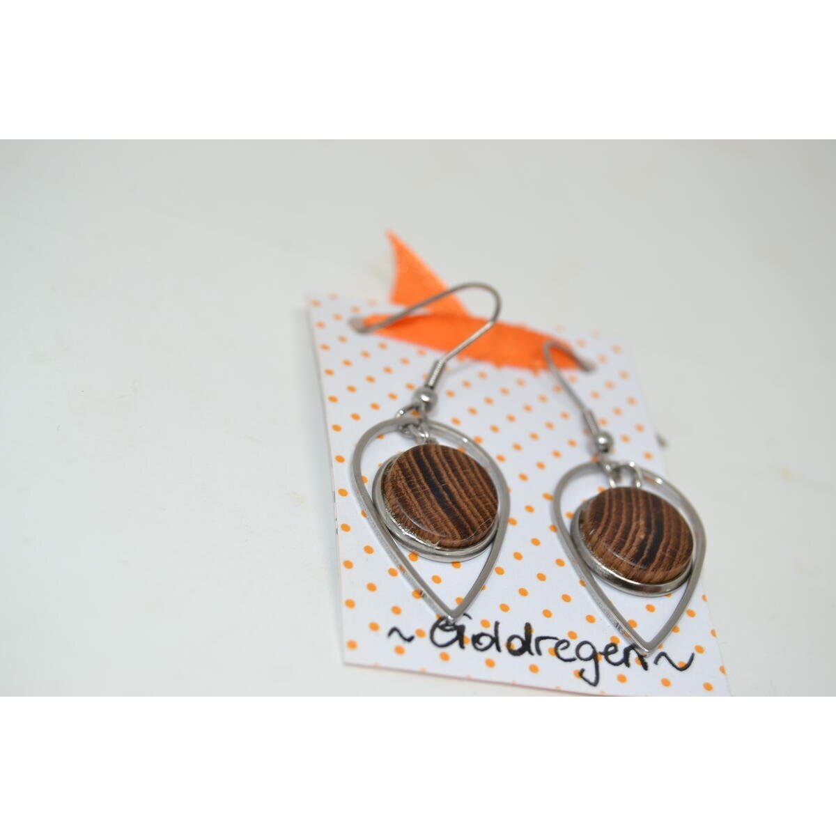 Holzohrringe aus Goldregen