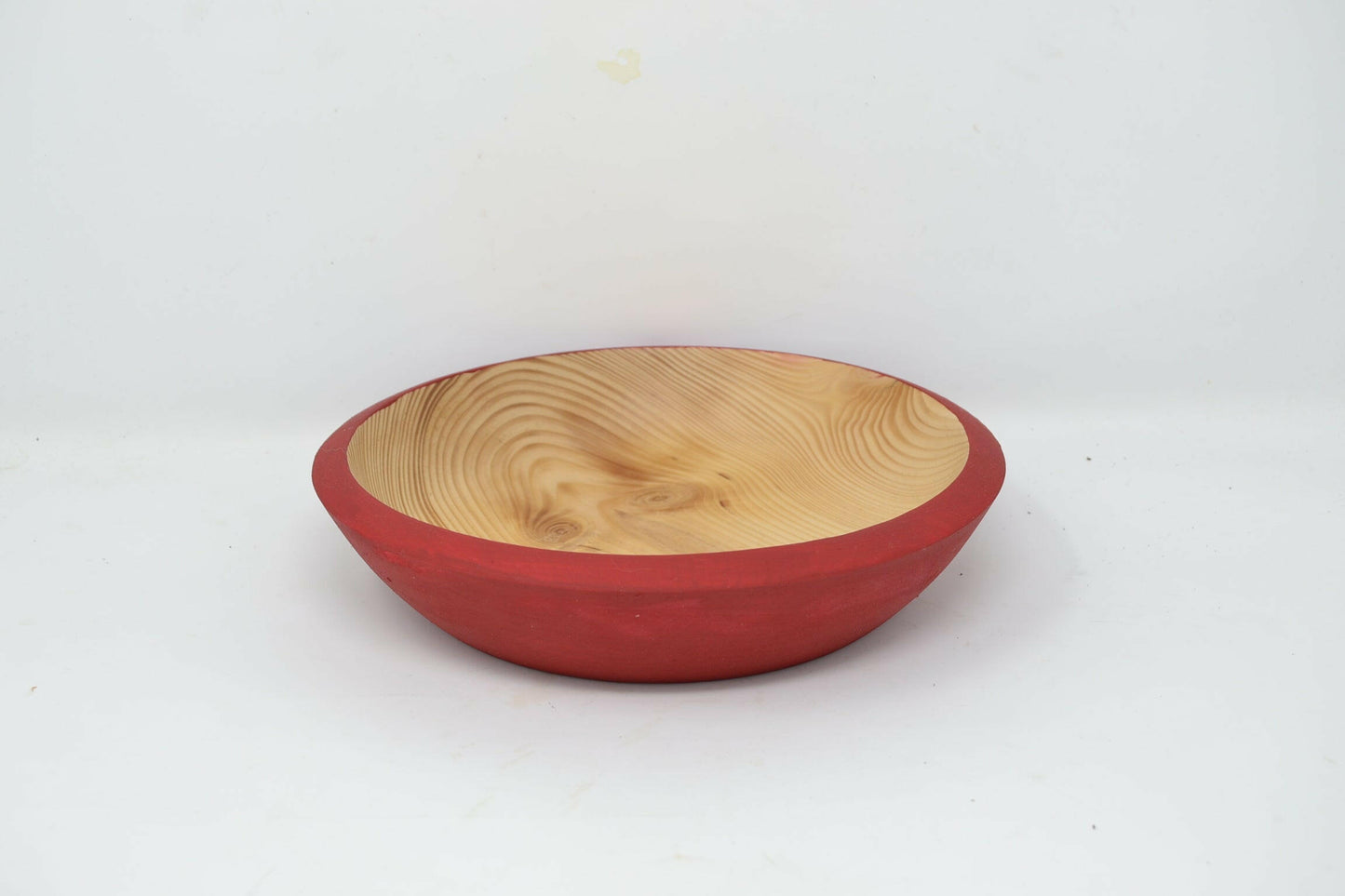Holzschale aus Fichtenholz, rot gefärbt