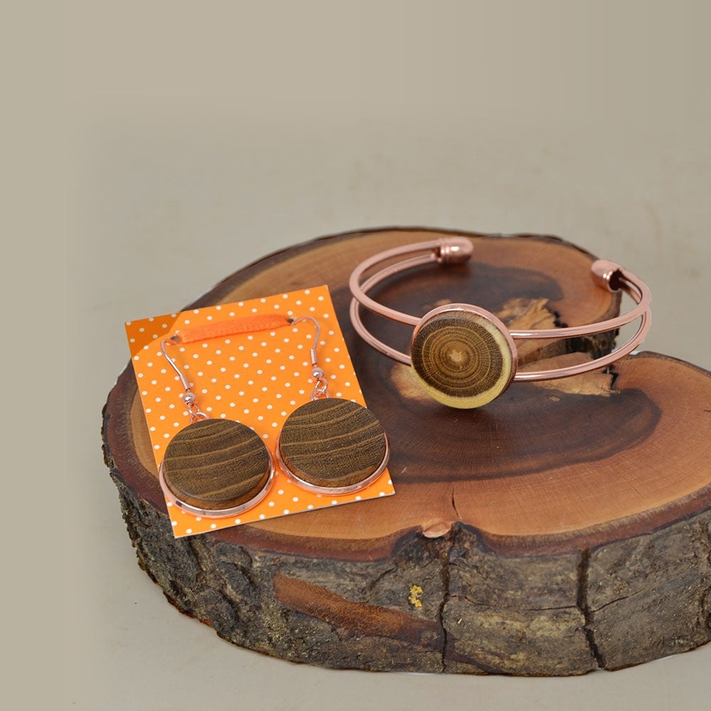 Holzschmuck auf Baumscheibe