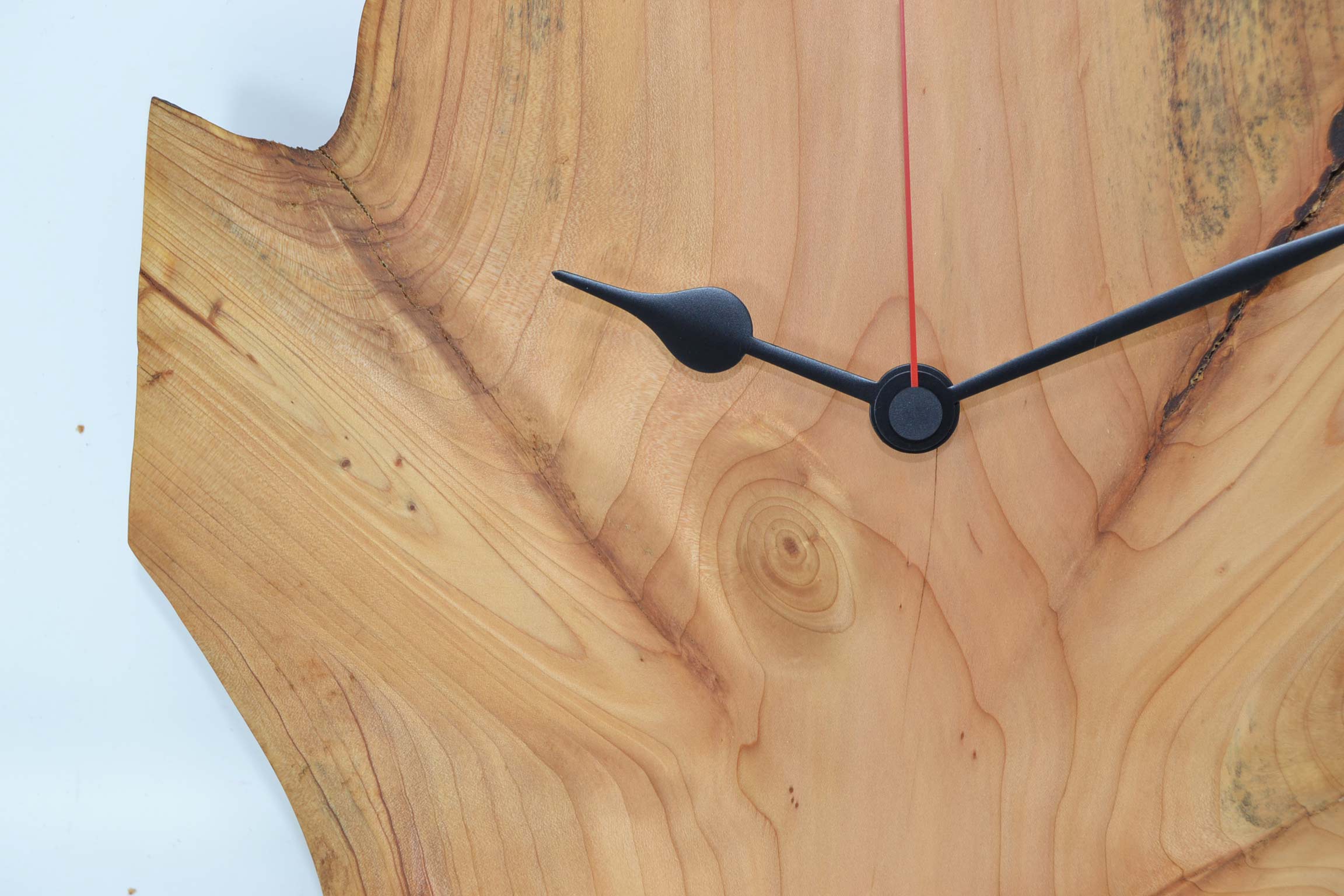 Holz Wanduhr aus Atlaszedern-Holz