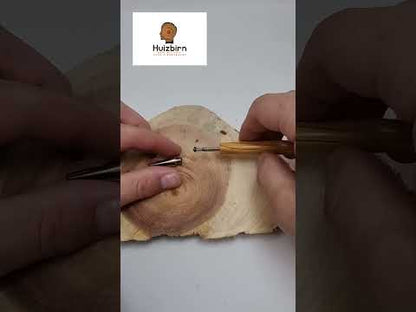 قلم حبر جاف خشبي مزود بآلية النقر، مصنوع يدويًا من خشب الطقسوس، وقابل للتخصيص